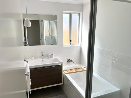 Bilik mandi di Coastal Retreat in Scarborough