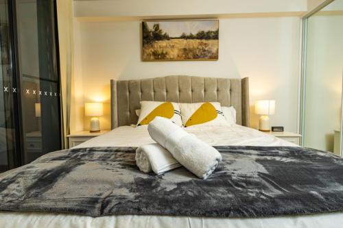 Postel nebo postele na pokoji v ubytování CozyNest Parramatta Modern 2BR with Parking