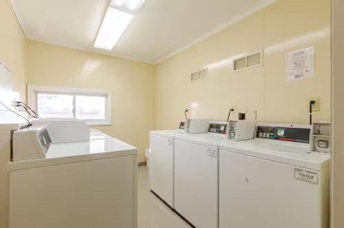 博尔德2BR Gem in the heart of Boulder - Pets Allowed, Gym & Pool的室内的实验室,有白色的柜台和电器