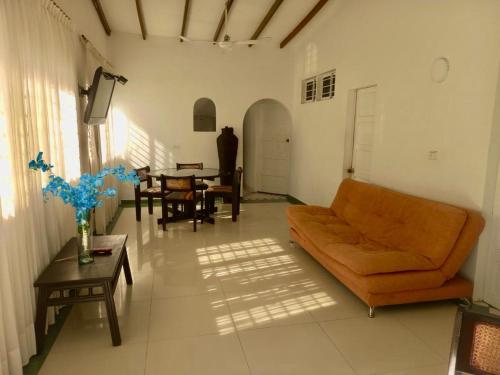 uma sala de estar com um sofá e uma mesa em Hotel mantarraya em Rodadero