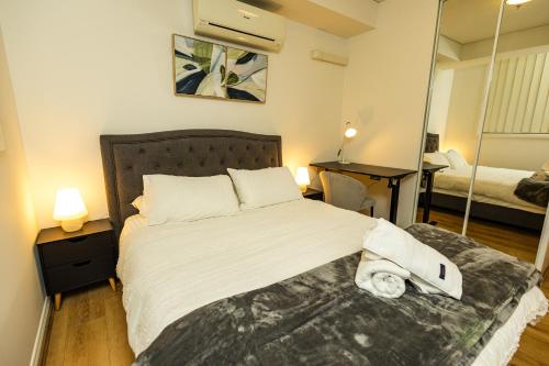 Postel nebo postele na pokoji v ubytování CozyNest Parramatta Modern 2BR with Parking