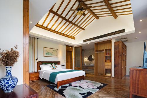 a bedroom with a bed and a vase on the floor at Zhangjiajie Ldyllic Pondside Timber Lodge in Zhangjiajie
