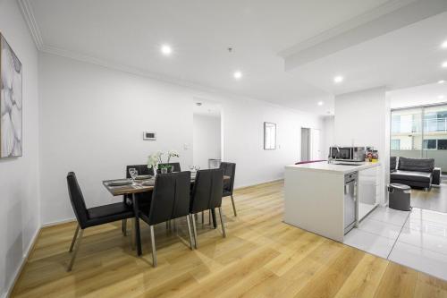 a kitchen and dining room with a table and chairs at Liverpool 3Br Apt near Train Shop Hospital 8ppl in Liverpool