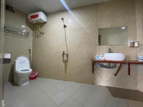 a bathroom with a shower and a toilet and a sink at Sapa Eco Hugo in Sa Pa