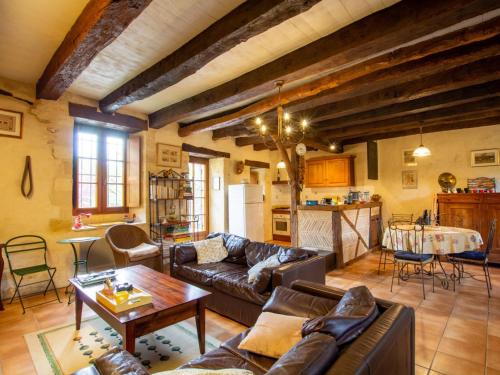 un salon avec un canapé et une table dans l'établissement Maison typique du Périgord avec jardin clos, proche de Sarlat et activités familiales - FR-1-616-98, à Cénac-et-Saint-Julien