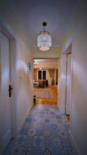 a hallway with a room with a door and a living room at شقة الزمالك الراقية in Cairo