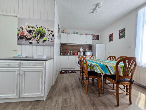 une cuisine et une salle à manger avec une table et des chaises dans l'établissement Maison rénovée 6 pers proche centre - FR-1-476-236, à LʼAiguillon-sur-Mer