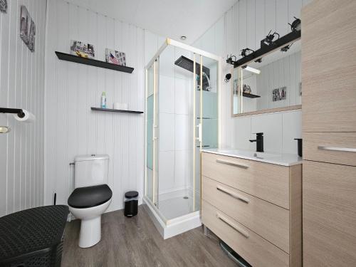une salle de bain avec toilettes et douche en verre dans l'établissement Maison rénovée 6 pers proche centre - FR-1-476-236, à LʼAiguillon-sur-Mer
