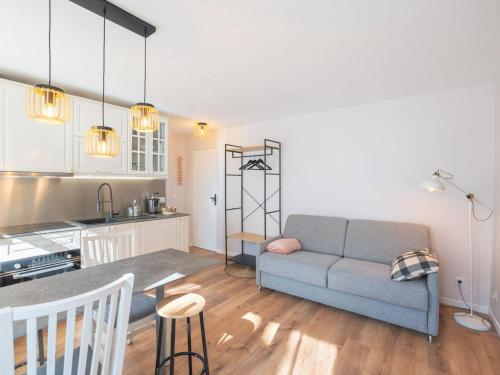 Photo de la galerie de l'établissement Charmant Appartement Rénové Centre-Ville avec Balcon, 4 Couchages, Wifi - FR-1-821-31, à Le Touquet-Paris-Plage