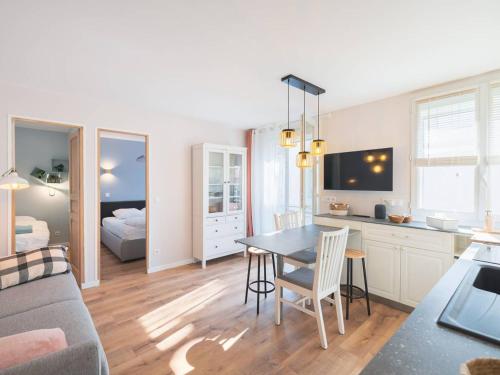 Photo de la galerie de l'établissement Charmant Appartement Rénové Centre-Ville avec Balcon, 4 Couchages, Wifi - FR-1-821-31, à Le Touquet-Paris-Plage