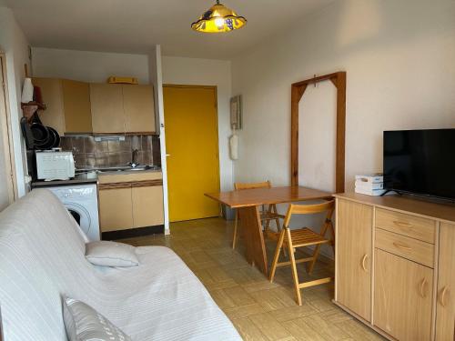 Cette chambre comprend une cuisine avec une table et un lit. dans l'établissement Appartement T2 Saint Cyprien - 4 pers, parking - FR-1-793-35, à Saint-Cyprien