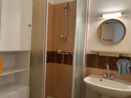 une salle de bain avec une douche avec un lavabo et un miroir dans l'établissement Appartement T2 Saint Cyprien - 4 pers, parking - FR-1-793-35, à Saint-Cyprien