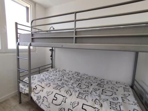 une chambre avec deux lits superposés dans une pièce dans l'établissement Appartement T3 avec climatisation et parking, proche plage, 4 pers, Narbonne-Plage - FR-1-795-65, à Narbonne