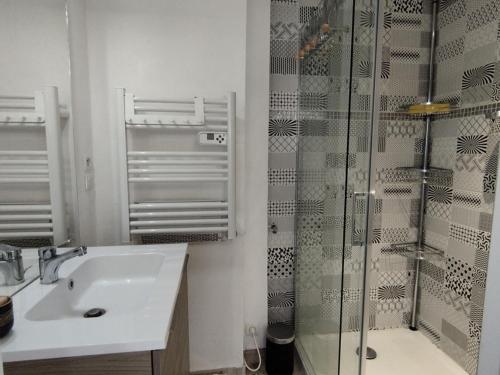 une salle de bain avec un lavabo et une douche dans l'établissement Appartement T3 avec climatisation et parking, proche plage, 4 pers, Narbonne-Plage - FR-1-795-65, à Narbonne