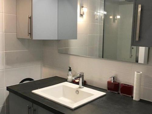 Ένα μπάνιο στο Appartement T3 Duplex 6 Pers. avec Wi-Fi et Parking - Vue Mer à Le Barcarès - FR-1-81-638