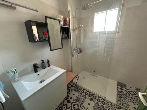 une salle de bain blanche avec un lavabo et une douche dans l'établissement Maison climatisée avec parking près de la plage - FR-1-837-3, à Argelès-sur-Mer