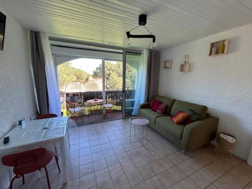 un salon avec un canapé et une table dans l'établissement Appartement climatisé pour 4 personnes proche plage - FR-1-837-6, à Argelès-sur-Mer
