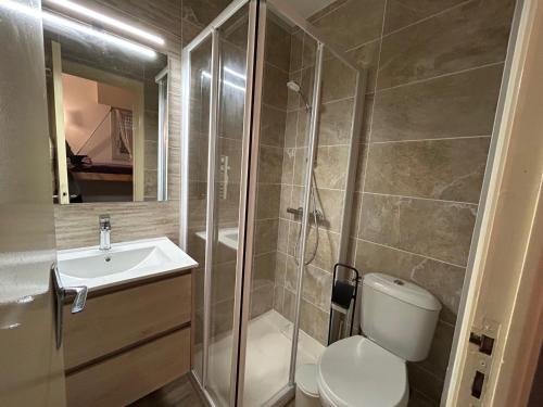 une salle de bain avec une douche, des toilettes et un lavabo dans l'établissement Appartement 4 pers. au Racou avec parking, proche plage - FR-1-837-7, à Argelès-sur-Mer