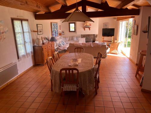 une cuisine et une salle à manger avec une table et des chaises dans l'établissement Maison à Noirmoutier 6 pers, Animaux admis, Wifi - FR-1-823-158, à Noirmoutier-en-l'lle