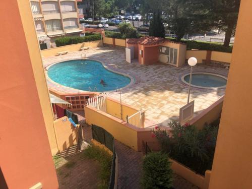 une vue aérienne d'une piscine dans un immeuble dans l'établissement Appartement 4 personnes avec garage - FR-1-837-2, à Argelès-sur-Mer