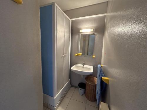 une petite salle de bain avec un lavabo et un miroir dans l'établissement Appartement 4 personnes avec garage - FR-1-837-2, à Argelès-sur-Mer