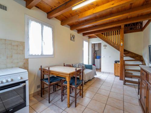 une cuisine et une salle à manger avec une table et des chaises dans l'établissement Maison de vacances à Vielle-Saint-Girons - Climatisation et WIFI - FR-1-50-179, à Vielle-Saint-Girons