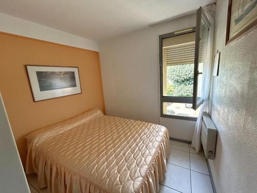 une chambre avec un lit et une fenêtre dans l'établissement Appartement 4 personnes avec garage - FR-1-837-2, à Argelès-sur-Mer