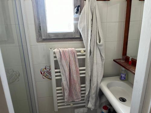 La salle de bains est pourvue d'un sèche-serviettes et d'un lavabo. dans l'établissement Maison à Noirmoutier 6 pers, Animaux admis, Wifi - FR-1-823-158, à Noirmoutier-en-l'lle