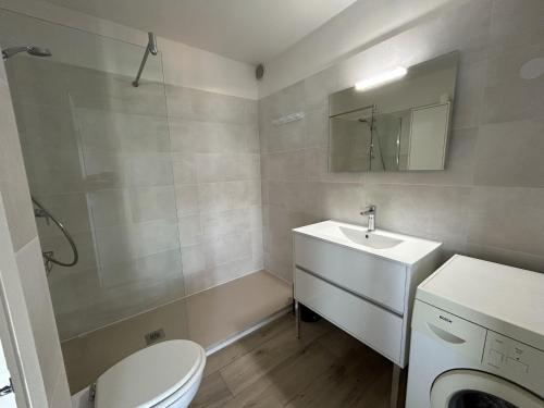 une salle de bain avec toilettes, lavabo et miroir dans l'établissement Appartement spacieux 4 pers avec terrasse et parking - FR-1-837-1, à Argelès-sur-Mer