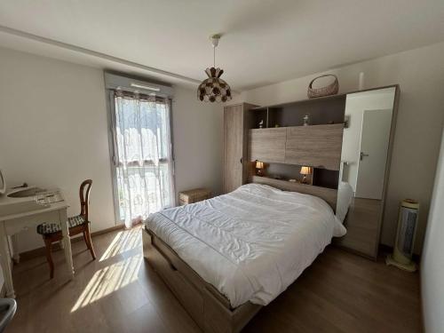 une chambre avec un lit, un bureau et une fenêtre dans l'établissement Appartement moderne 2 pièces, 4 couchages, terrasse et parking sécurisé à Saint-Jean-de-Monts - FR-1-224C-351, à Saint-Jean-de-Monts