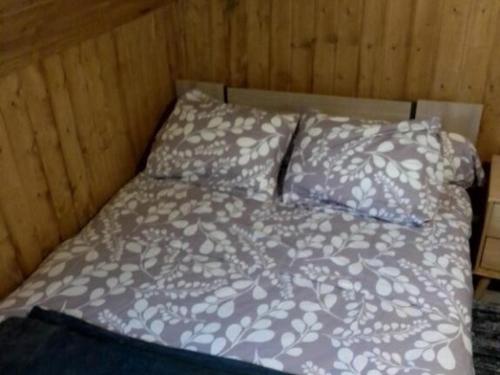 Una cama con una manta y almohadas encima en Maison de charme à Cros - 3 pers, Parc des Volcans - FR-1-814-133, en Cros