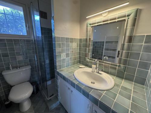 une salle de bain avec un lavabo, des toilettes et un miroir dans l'établissement Charmante villa 4 chambres avec jacuzzi et parking près de la plage - FR-1-726-62, à La Croix-Valmer