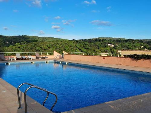 une piscine avec une balustrade en métal au milieu dans l'établissement Charmante villa 4 chambres avec jacuzzi et parking près de la plage - FR-1-726-62, à La Croix-Valmer