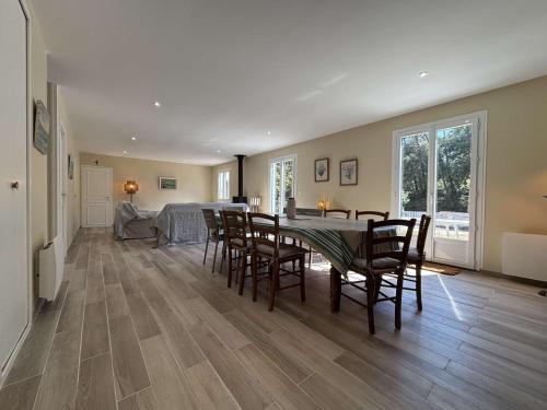 une cuisine et une salle à manger avec une table et des chaises dans l'établissement Maison rénovée 6 pièces, 10 couchages à 300m de la plage, Saint-Georges-d'Oléron - FR-1-246A-357, à Saint-Georges-dʼOléron