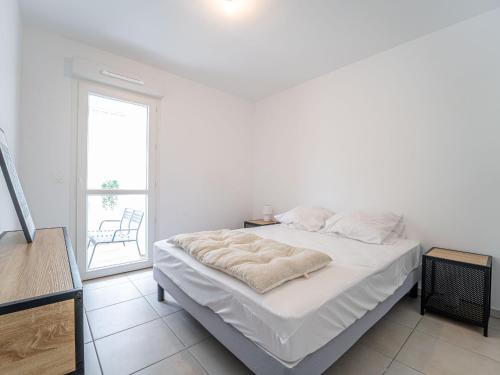 une chambre blanche avec un lit et une fenêtre dans l'établissement Mimizan Plage - T2 cosy, 4 pers, 400m océan - FR-1-50-180, à Mimizan