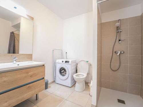 La salle de bains est pourvue de toilettes et d'un lave-linge. dans l'établissement Mimizan Plage - T2 cosy, 4 pers, 400m océan - FR-1-50-180, à Mimizan