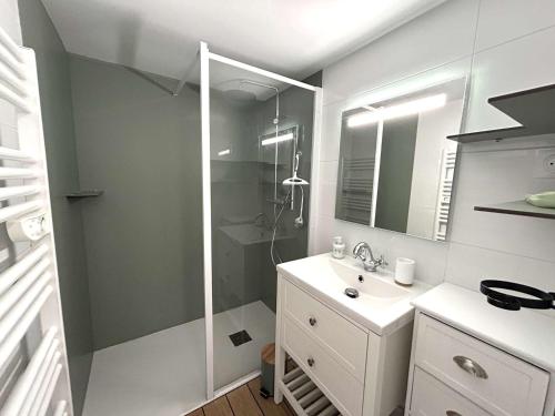 La salle de bains est pourvue d'une douche et d'un lavabo blanc. dans l'établissement Maison 2 pièces à 600m de la mer avec parking privé - FR-1-224A-77, à Bretignolles-sur-Mer