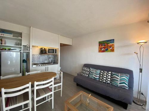un salon avec un canapé et une table dans l'établissement T2 à 200m de la plage avec terrasse et parking - FR-1-413-258, à Capbreton
