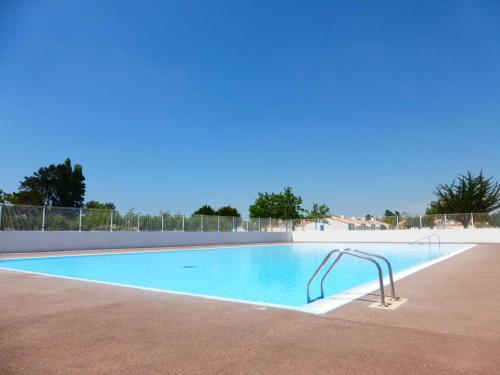 - une piscine avec une main courante en métal à côté dans l'établissement Maison 2 pièces à 600m de la mer avec parking privé - FR-1-224A-77, à Bretignolles-sur-Mer