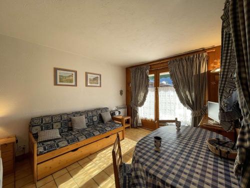 Ruang duduk di Studio cabine à Praz-sur-Arly proche pistes avec parking - FR-1-603-122