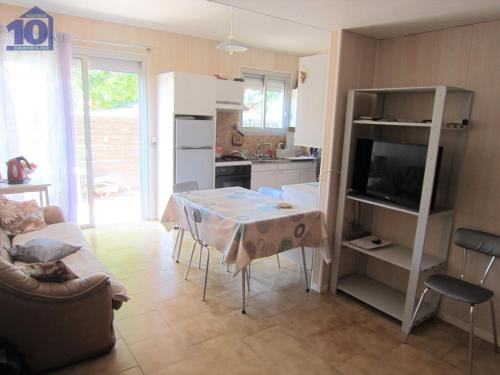 Photo de la galerie de l'établissement Maison 6 pers proche mer avec terrasse et parking - FR-1-781-97, à Valras-Plage