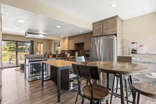 パークシティにあるRacquet Club 18のキッチン(テーブル2台、冷蔵庫付)