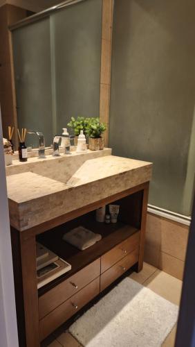 a bathroom with a sink and a large mirror at Espectacular Departamento en Concord Pilar con cochera in La Lonja