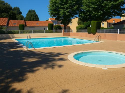 une grande piscine dans une cour avec dans l'établissement Pavillon lumineux climatisé à 800m de la plage avec loggia et terrasse - 5 couchages - FR-1-732-16, à Argelès-sur-Mer