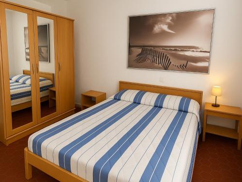 une chambre d'hôtel avec un lit et un miroir dans l'établissement Maison en bord de plage avec parking et 2 chambres | Torreilles - FR-1-732-79, à Torreilles