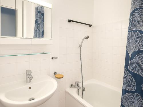 une salle de bain blanche avec un lavabo et une douche dans l'établissement Maison en bord de plage avec parking et 2 chambres | Torreilles - FR-1-732-79, à Torreilles
