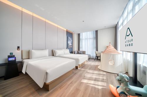 Voodi või voodid majutusasutuse Atour Hotel Hangzhou Jiubao Passenger Transport Center Jiutian Huanbei toas