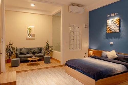 un dormitorio con una cama y un sofá en Apart Hotel Modern - Hanoi Old Quarter - Netflix - Elevator, en Hanói