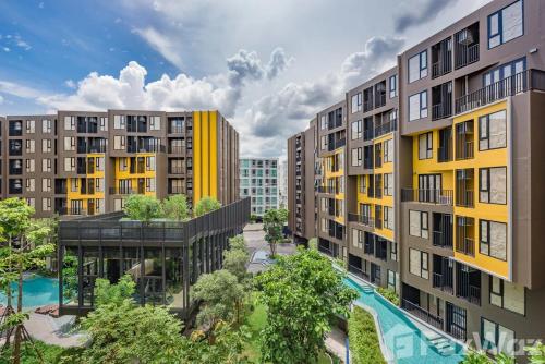 una vista panoramica degli edifici di una città di The Base Central Phuket-B42WL a Ban Rangeng