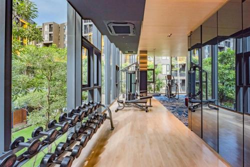 una palestra vuota con panche e grandi finestre di The Base Central Phuket-B42WL a Ban Rangeng